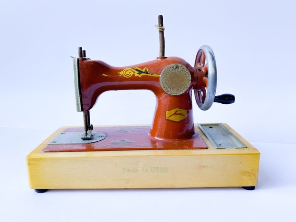 Jouet machine à coudre russe