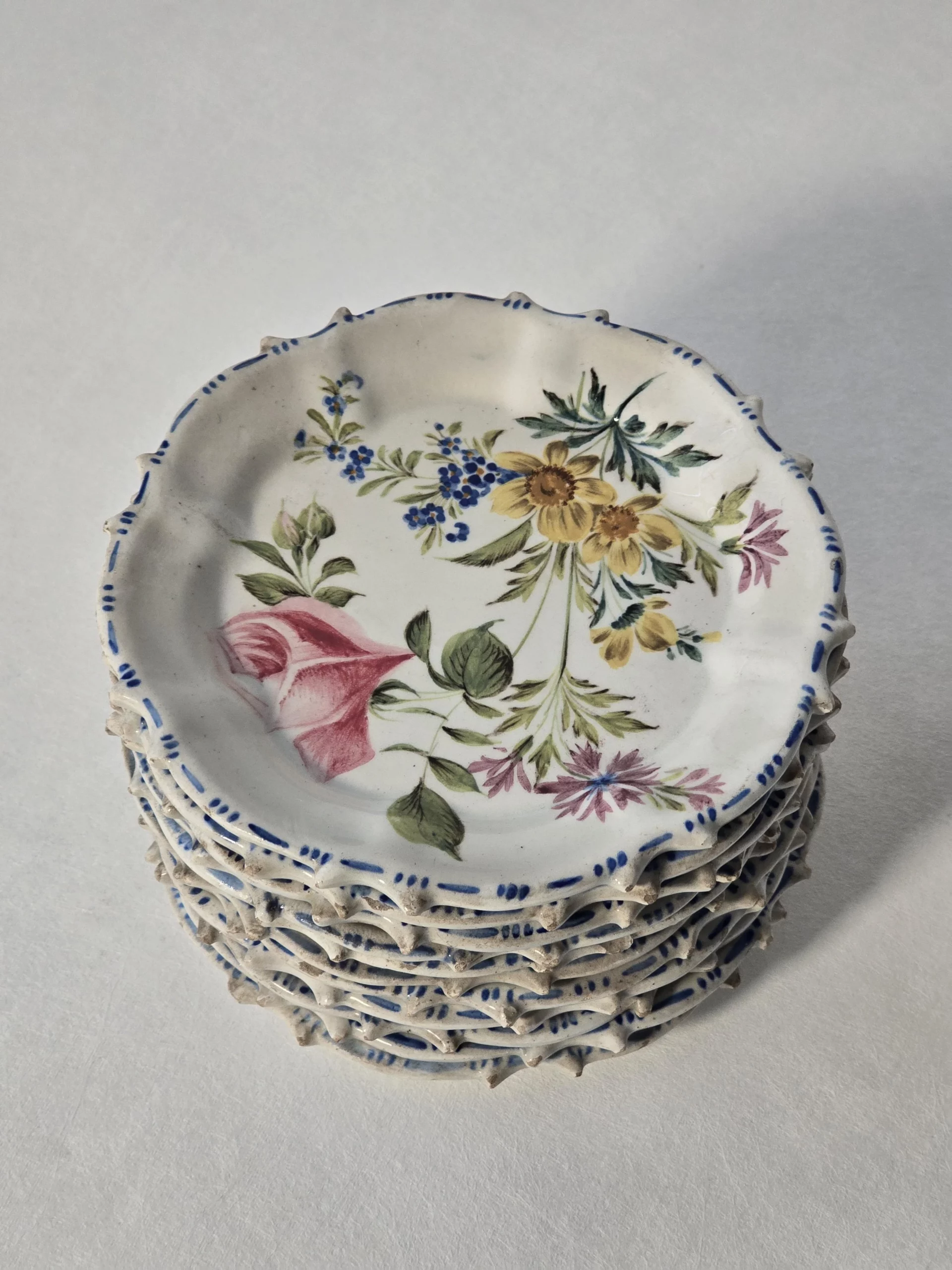 12 Assiettes anciennes en faïence et majolique italienne GBV Nove peintes à la main – Image 3