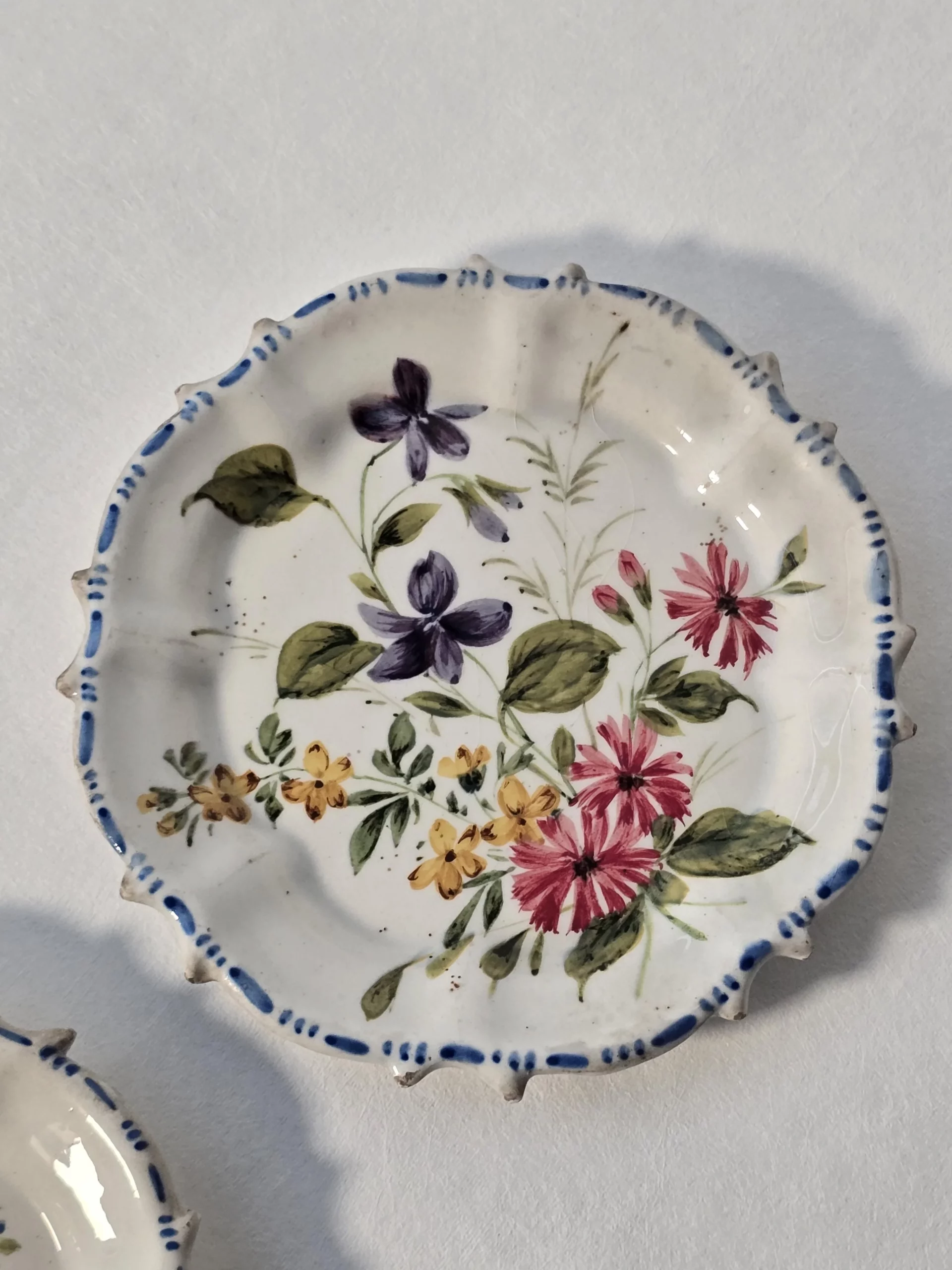 12 Assiettes anciennes en faïence et majolique italienne GBV Nove peintes à la main