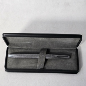 Stylo-plume Waterman en métal texturé présenté dans son coffret