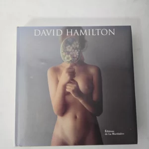 Quatrième de couverture d’un livre photo dédié à l’œuvre artistique de David Hamilton.
