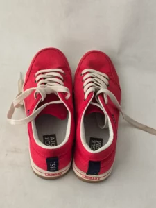 Détail du talon des baskets Aigle Form rouges avec logo Aigle.