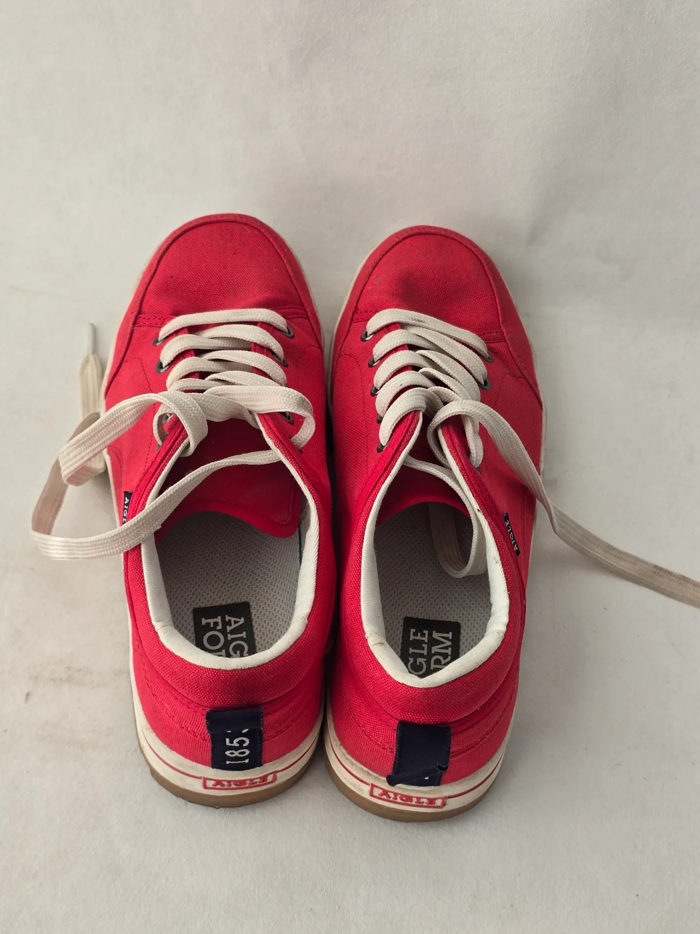 Détail du talon des baskets Aigle Form rouges avec logo Aigle.