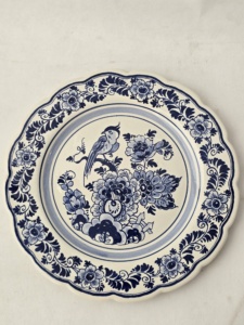 Assiette décorative Delft Heineken 1982 peinte à la main avec motif oiseau et fleurs.