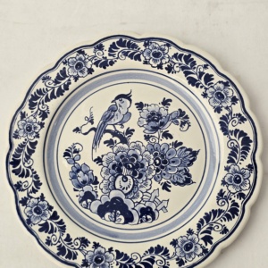 Assiette décorative Delft Heineken 1982 peinte à la main avec motif oiseau et fleurs.