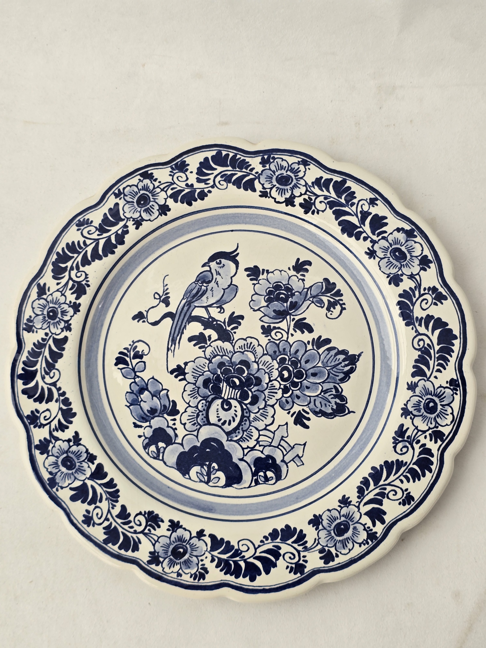Assiette décorative Delft Heineken 1982 peinte à la main avec motif oiseau et fleurs.