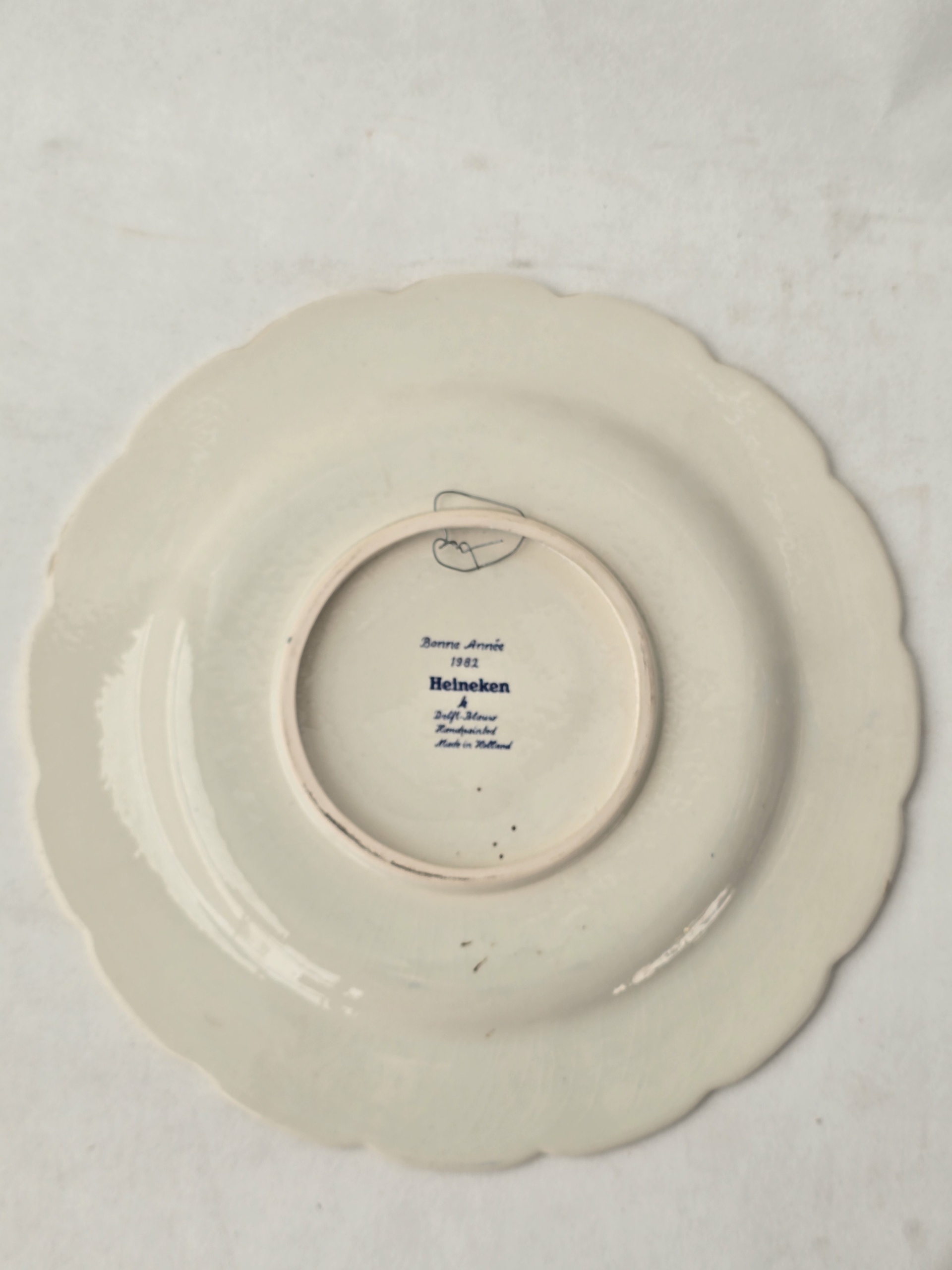 Marquage Borne Arnhem Heineken Delft Holland 1982 sur assiette décorative.