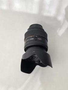 Objectif Nikon 24‑85mm f/2.8‑4D en vue latérale avec repères 70‑85mm et mode macro.