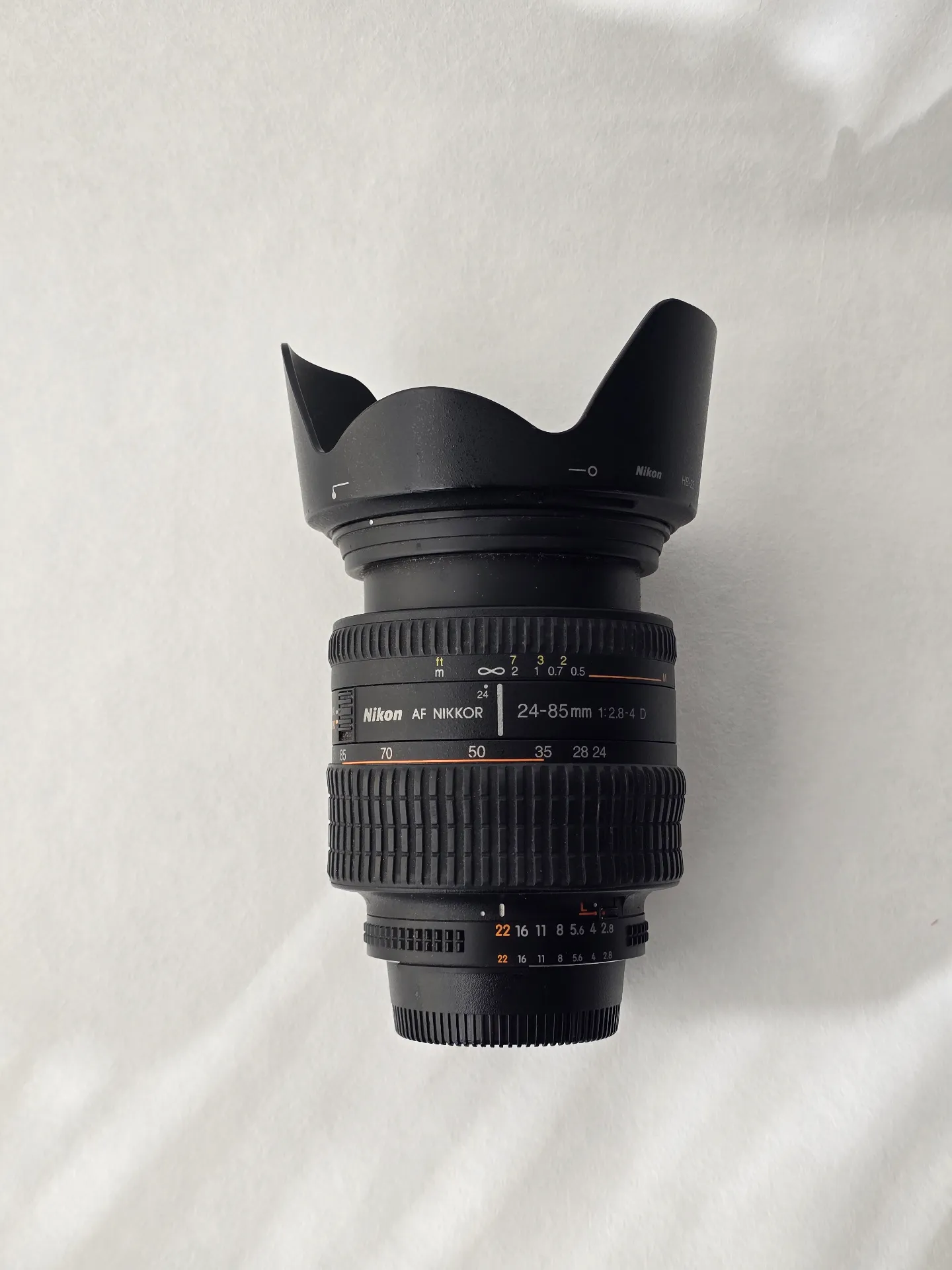 Objectif Nikon AF NIKKOR 24‑85mm f/2.8‑4D vu de face avec pare‑soleil.l