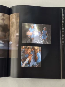 ages intérieures du livre L’Album de Bilitis montrant des photographies en uniforme.