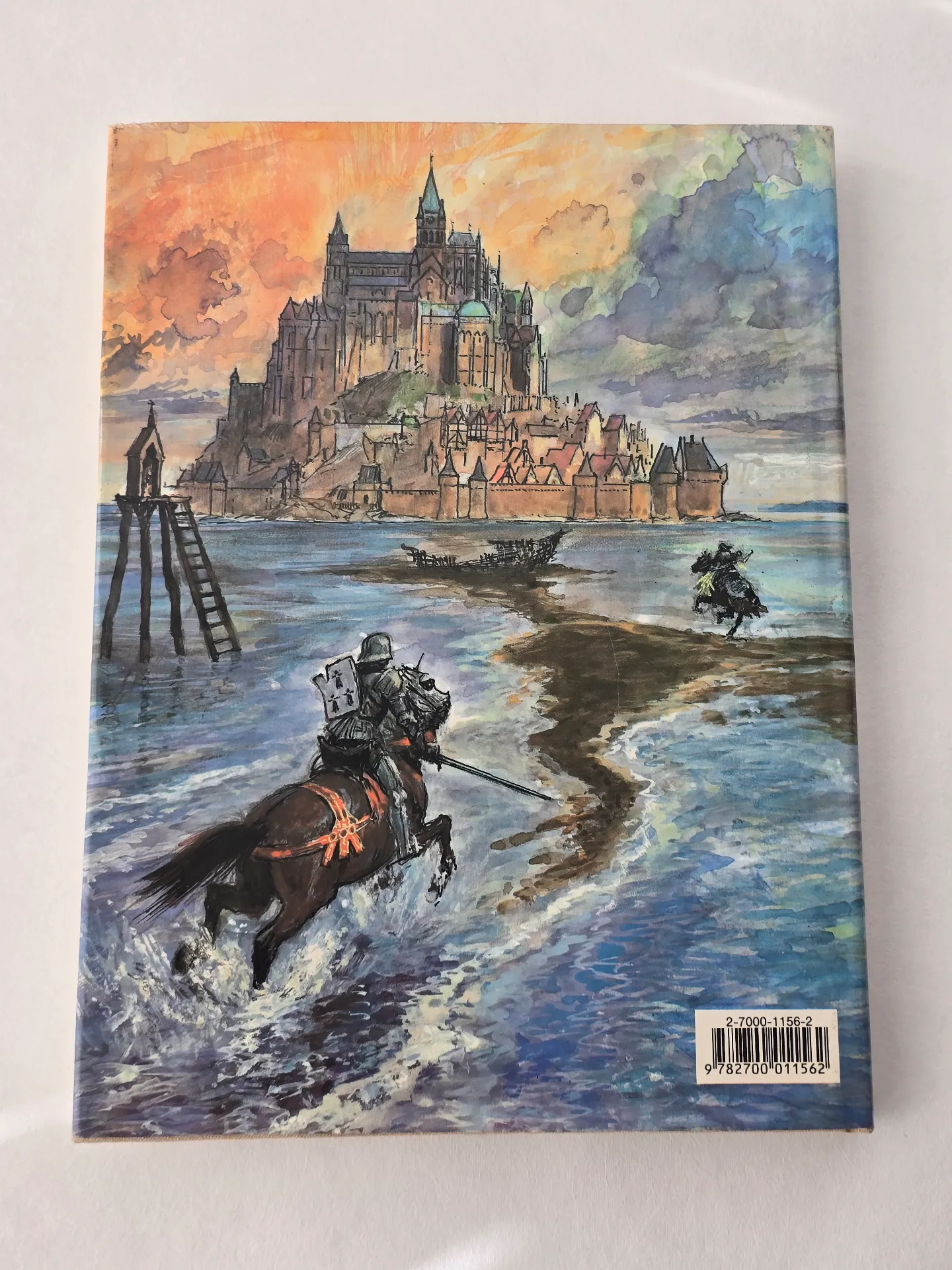 Illustration médiévale d’un chevalier traversant une rivière à cheval.