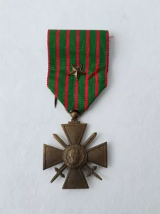 Croix de guerre 1914‑1918 française authentique, vue de face, bronze, ruban vert à raies rouges, épingle de fixation