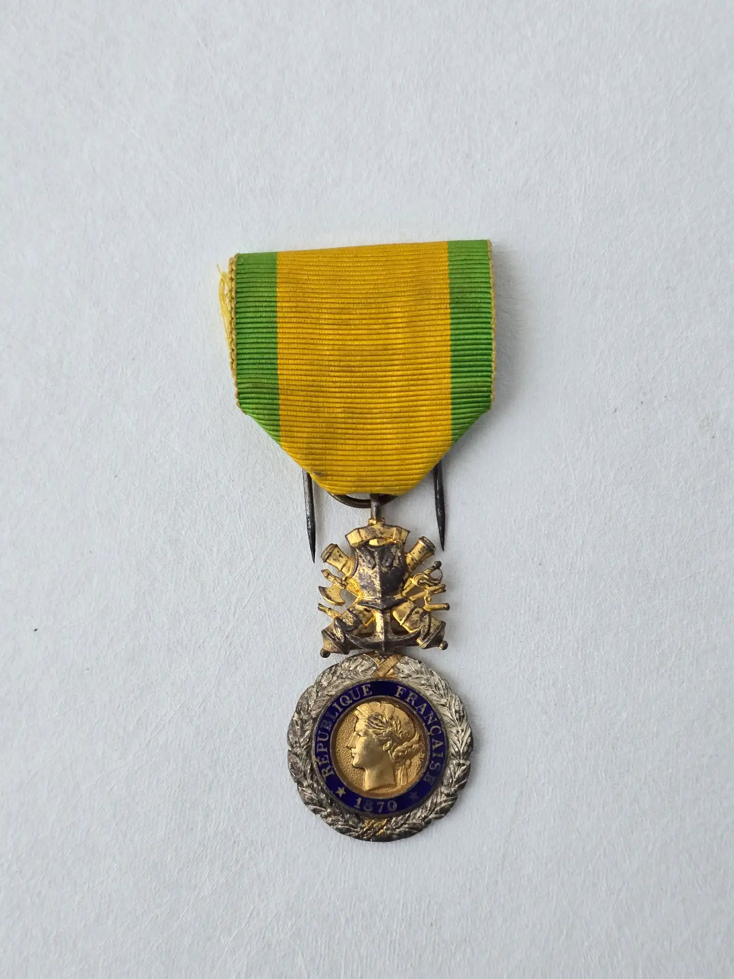 Médaille militaire 1870 modèle Troisième République, avers Marianne République française 1870, ruban jaune vert