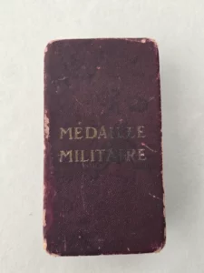 Boîte cartonnée d’origine Médaille militaire 1870 Troisième République, extérieur usé d’époque