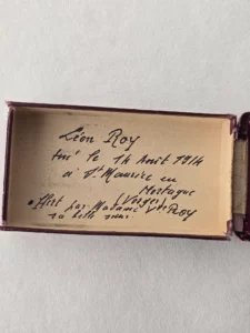 Intérieur boîte d’origine Médaille militaire 1870 avec inscription manuscrite Léon Roy tué le 7 août 1914