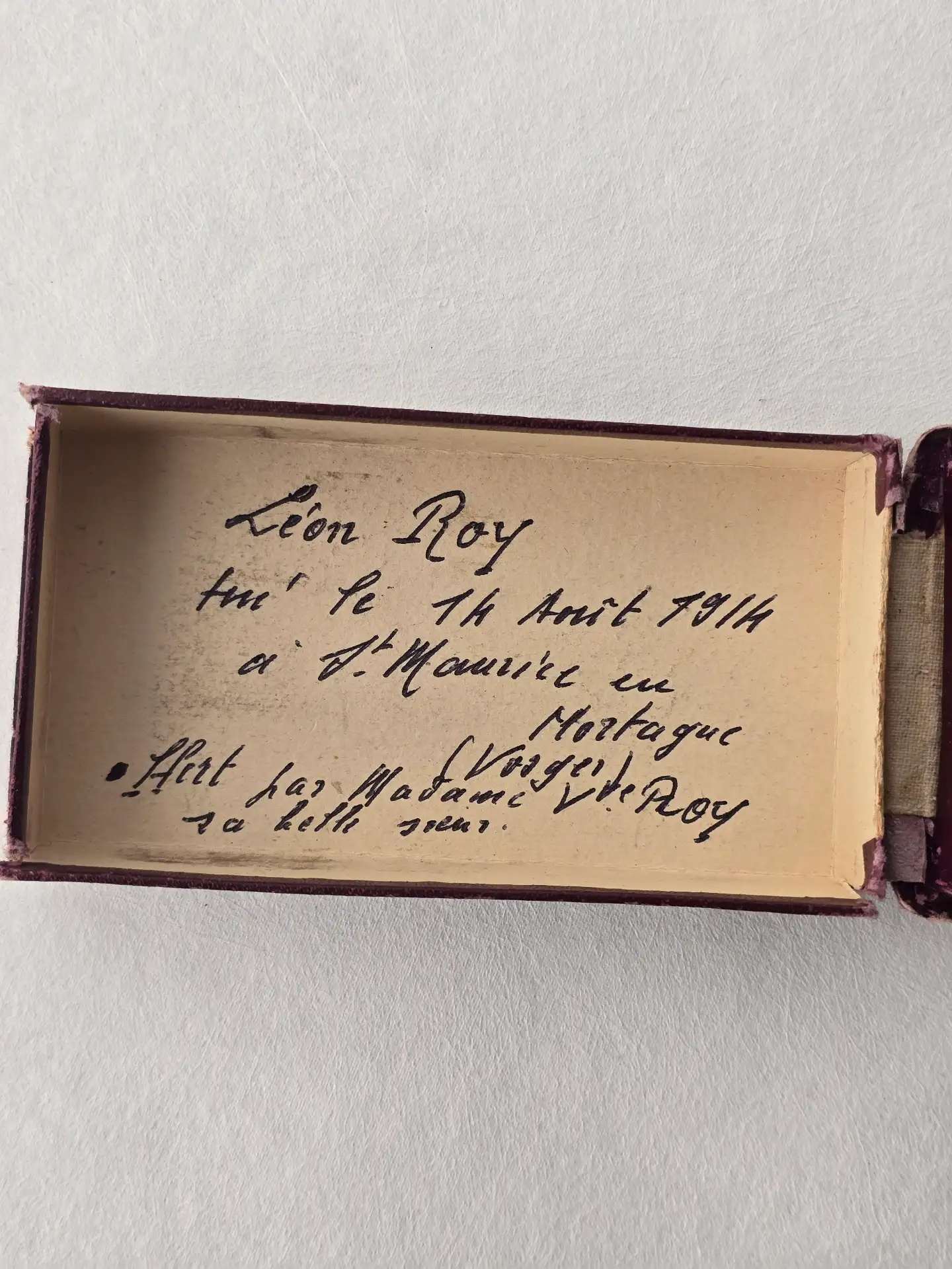 Intérieur boîte d’origine Médaille militaire 1870 avec inscription manuscrite Léon Roy tué le 7 août 1914
