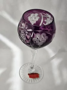 Verre Römer violet en cristal doublé, taillé main, pied facetté.
