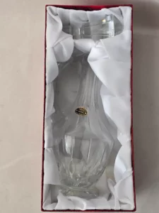 Carafe en cristal soufflée à la bouche et taillée à la main de la Cristallerie de Lorraine.