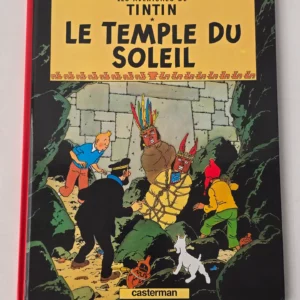 Couverture de Tintin Le Temple du Soleil, édition Casterman 1977, avec Tintin, Haddock et Milou dans un temple inca.