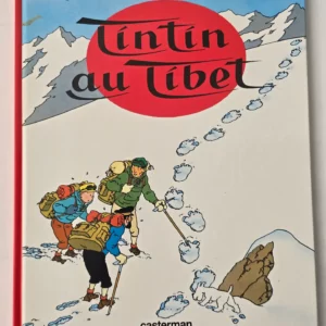 Couverture de Tintin au Tibet, édition Casterman vintage, avec Tintin et Milou marchant dans la neige vers les empreintes du yéti.
