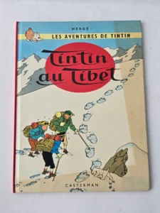 Couverture de l’album Tintin au Tibet, édition Casterman datée de mars 1983, avec Tintin, Haddock et Milou dans les montagnes enneigées