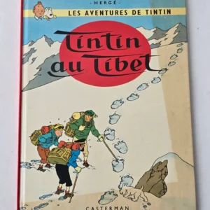 Couverture de l’album Tintin au Tibet, édition Casterman datée de mars 1983, avec Tintin, Haddock et Milou dans les montagnes enneigées