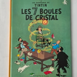 Couverture de l’album Les 7 Boules de Cristal d’Hergé, montrant Tintin, Haddock et Tournesol face à une scène surnaturelle dans une pièce en désordre.