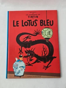 Couverture rouge Tintin Le Lotus Bleu Hergé 1984 dragon noir vase Ming Casterman