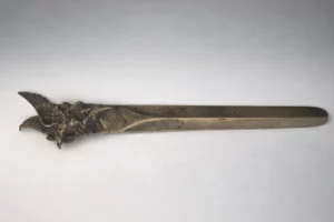 Coupe-papier Art Nouveau en bronze argenté décor aigle et chêne signé A. Villien