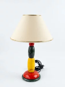 Lampe vintage en pierre d’albâtre bleue, jaune et rouge des années 80 avec abat-jour crème sur fond blanc