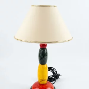 Lampe vintage en pierre d’albâtre bleue, jaune et rouge des années 80 avec abat-jour crème sur fond blanc