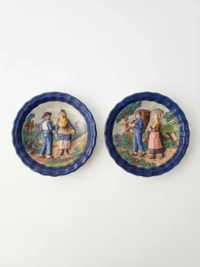 Paire d’assiettes anciennes en faïence en relief, décor rural, bord bleu festonné, atelier Ch. Jaubert Clermont‑Ferrand.