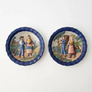Paire d’assiettes anciennes en faïence en relief, décor rural, bord bleu festonné, atelier Ch. Jaubert Clermont‑Ferrand.