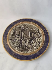 Assiette décorative en porcelaine avec scène en relief néoclassique et bord bleu et or