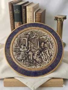 Grand plat mural HB & Cie Choisy-le-Roi 32 cm en faïence fine à décor mythologique en grisaille