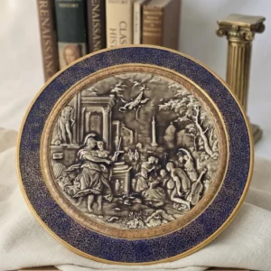 Grand plat mural HB & Cie Choisy-le-Roi 32 cm en faïence fine à décor mythologique en grisaille