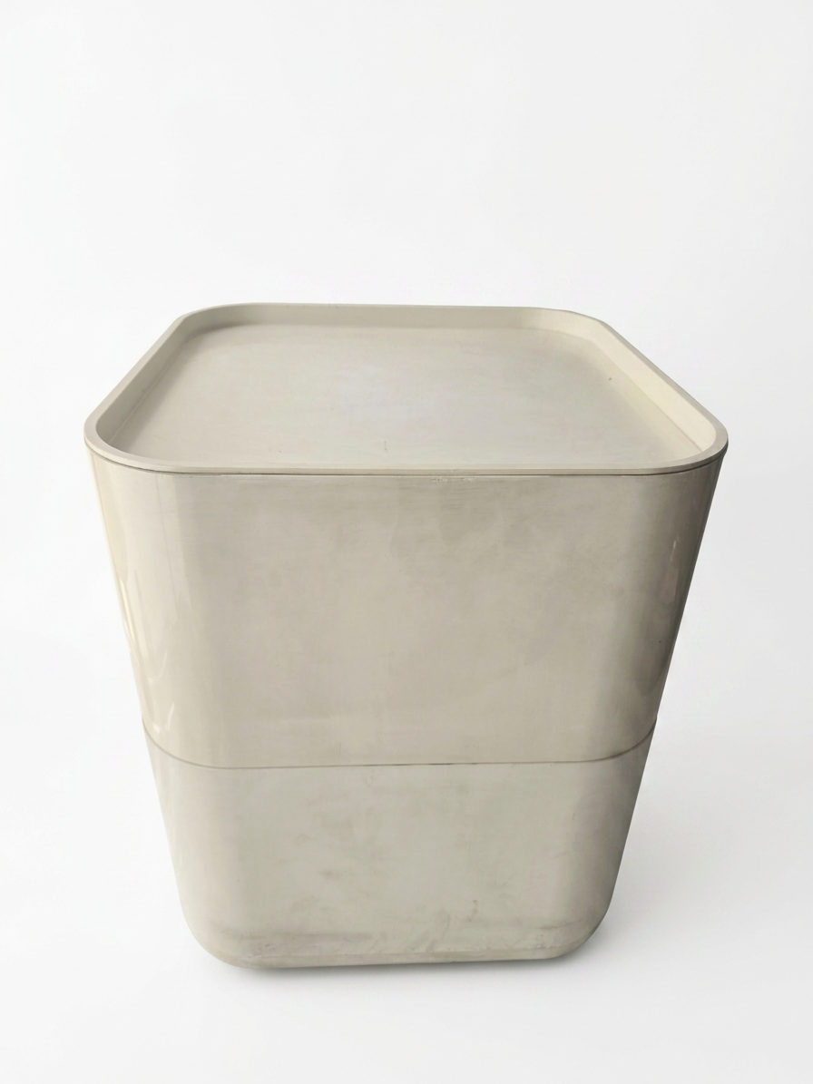 Boîte de rangement vintage en plastique avec couvercle, design minimaliste