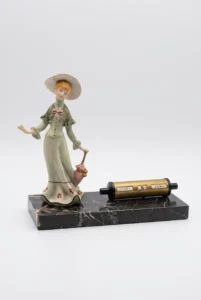 calendrier perpétuel de bureau vintage avec figurine femme sur socle marbré