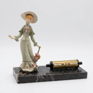calendrier perpétuel de bureau vintage avec figurine femme sur socle marbré
