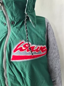 Gros plan sur le logo brodé rouge O’Neill d’une veste vintage verte
