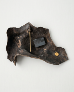 Sculpture Takis “Magnetic Evidence 1983”, édition Artcurial 1991, vue d’ensemble sur fond studio neutre.