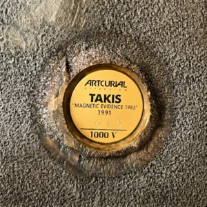 Détail de l’étiquette Artcurial Diffusion de la sculpture Takis “Magnetic Evidence 1983”, datée 1991.