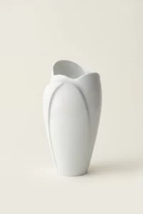 Vase blanc en céramique au design organique, sur fond studio blanc