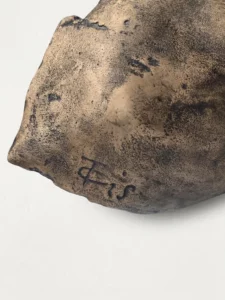 Détail de la signature manuscrite de la sculpture Takis “Magnetic Evidence 1983”, édition Artcurial 1991.