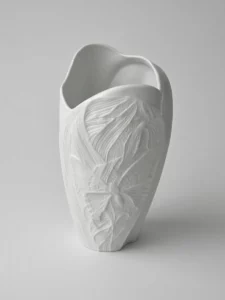 vase porcelaine Limoges décoratif blanc en céramique avec relief texturé, photo sur fond blanc