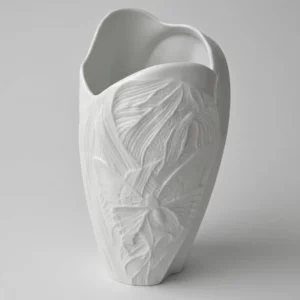 vase porcelaine Limoges décoratif blanc en céramique avec relief texturé, photo sur fond blanc