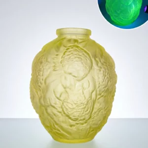 Grand vase Art Déco boule en ouraline jaune, décor fleurs en relief dense, avec médaillon fluorescence UV.