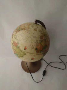 Détail du globe Nova Rico montrant l’Europe, l’Afrique et l’Asie en teintes sépia