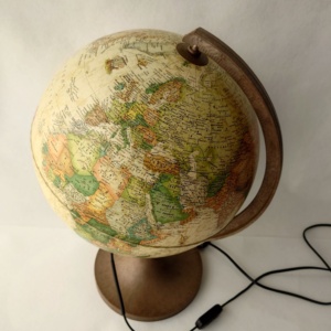 Globe lumineux Nova Rico 30 cm avec cartographie antique en français sur base plastique imitation bois