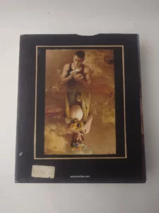 Dos du livre Saudek de Jan Saudek, édition TASCHEN 2006, avec reproduction d’une œuvre photographique.